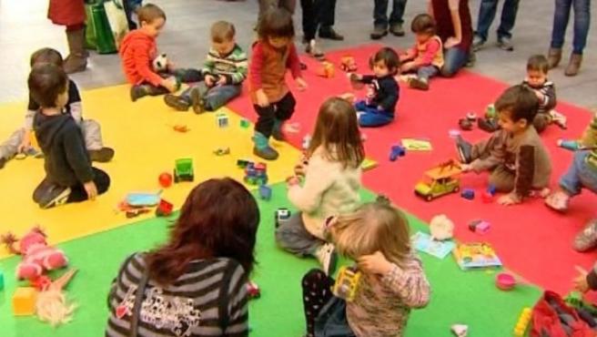 Niños con juguetes en La Casa Encendida