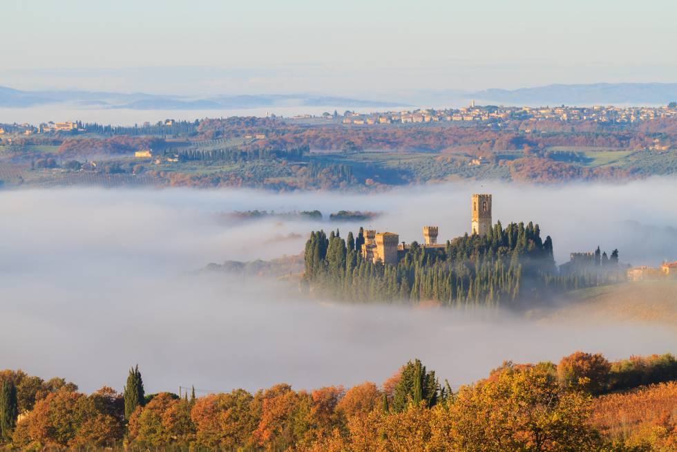 La Badia a Passignano está rodeada de un paisaje de cipreses y viñedos.