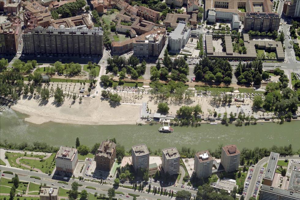 Vista aérea de la playa fluvial de las Moreras.