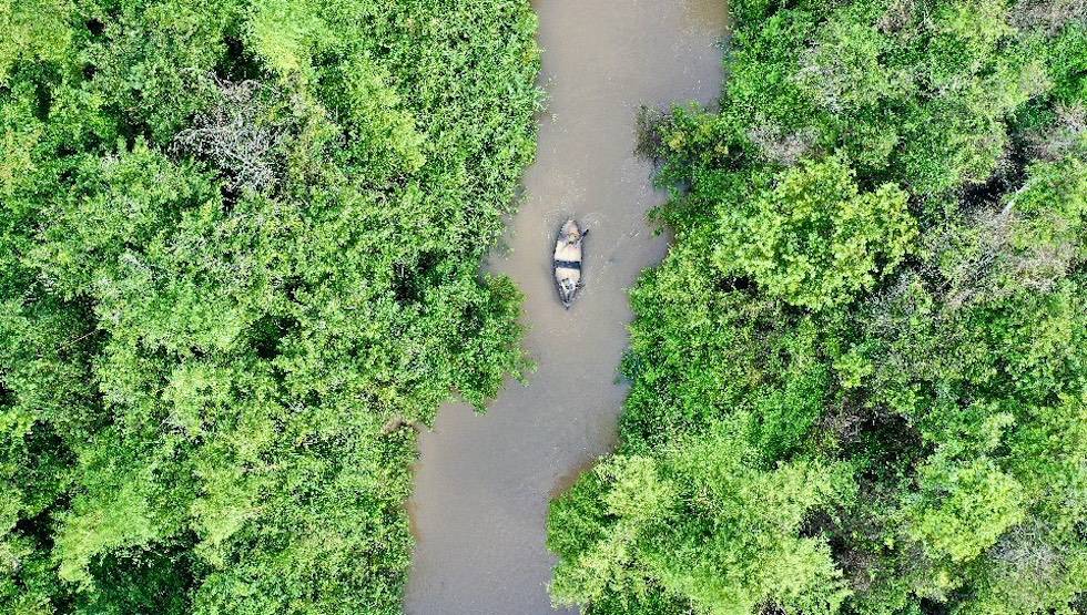 Una canoa navega por el río Jejui-mí, uno de los que cruzan Mbaracayú.