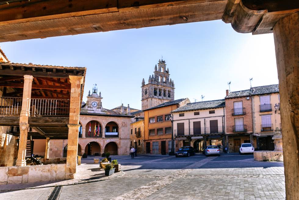 Ayuntamiento y parroquia de Santa María la Mayor desde los soportales de la plaza del Cronista Artigas, en Ayllón.