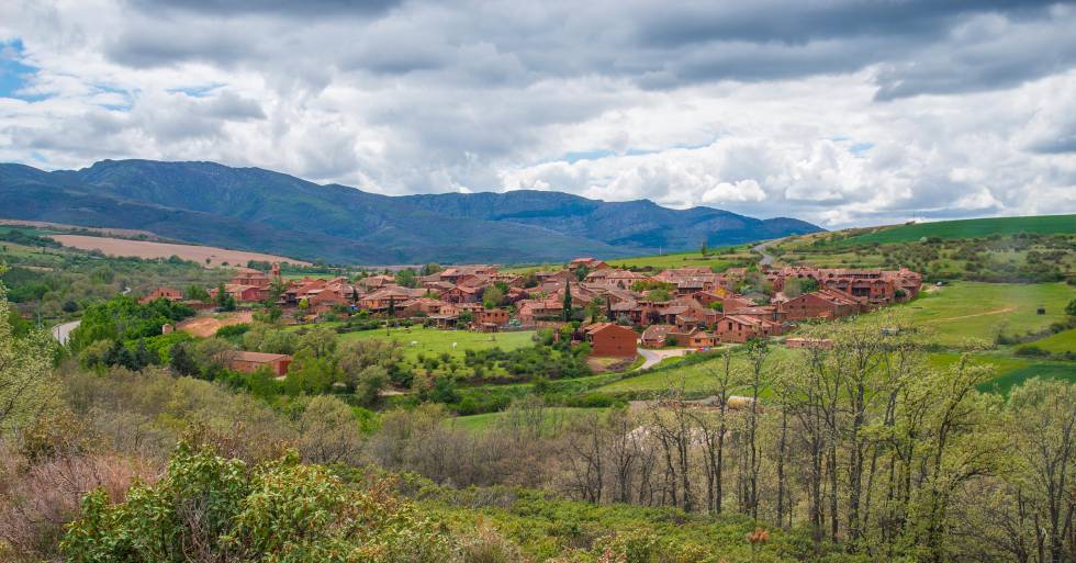 Vista de Madriguera, uno de los pueblos rojos más conocidos de la sierra de Ayllón.