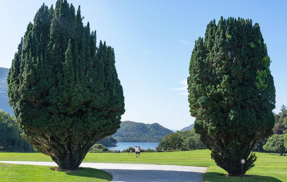 Los jardines junto al lago de la Muckross House, una mansión de mitades del siglo XIX, EN Killarney.