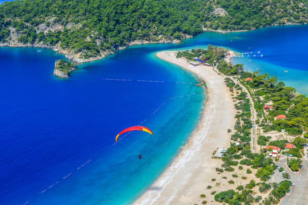 Un paramente sobrevuela el paisaje costero de Oludeniz.