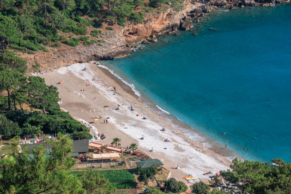 Vista del tranquilo arenal de Kabak, en la costa mediterránea turca.