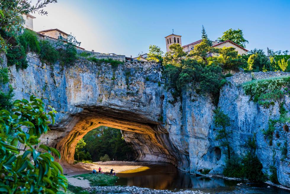 Vista de Puentedey con el arco de piedra natural sobre el que se asienta la localidad burgalesa, la única que se ha incorporado en 2022 a la lista de la asociación de Los Pueblos Más Bonitos de España.