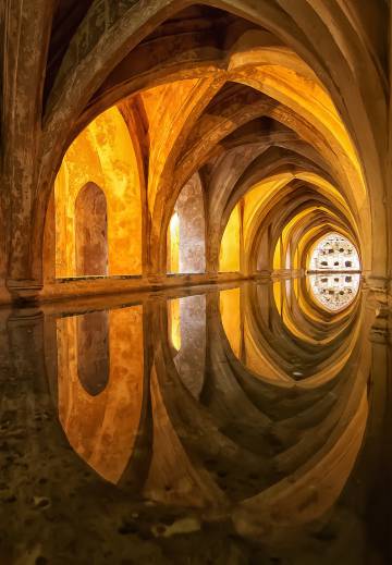 Cripta abovedada de los baños de María de Padilla en los jardines del Real Alcázar de Sevilla.