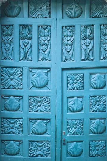 Puerta de la iglesia de Santiago, en Ribadavia (Ourense).