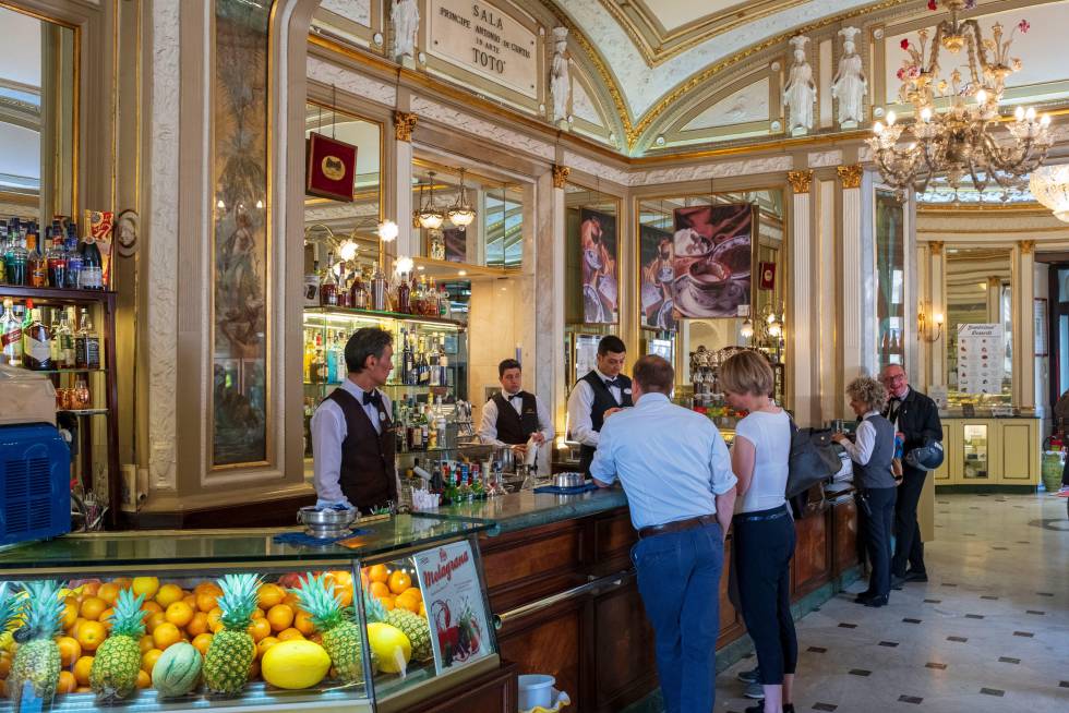 El interior del Gran Caffè Gambrinus, en Chiaia.