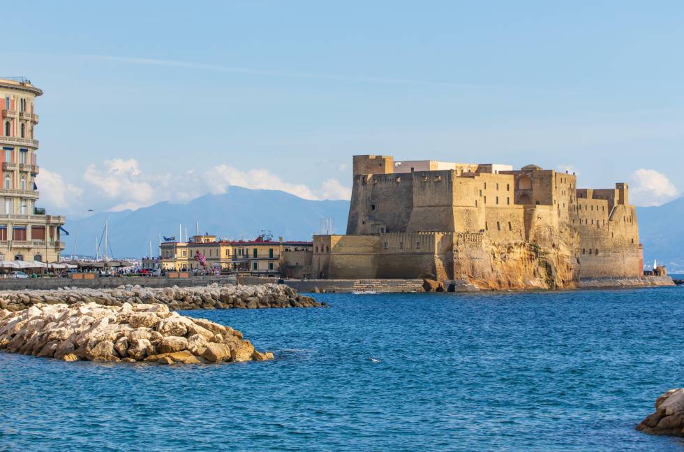 Vista de Castel dell'Ovo, del siglo XV, en el golfo de Nápoles.