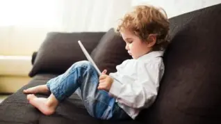 Un niño con una tablet.