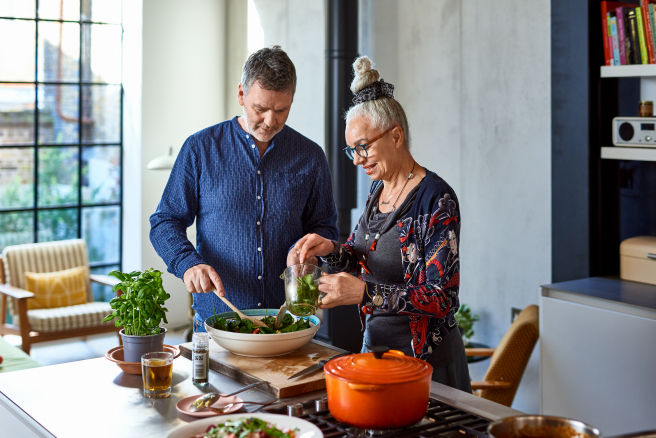 Para Restak, algunos de los alimentos que deberíamos asegurarnos de incluir en el menú incluyen las legumbres, las frutas y verduras de todos los colores, los antioxidantes, las proteínas magras o vegetales, los frutos secos, los alimentos fermentados y ricos en fibra, diversos aceites, alimentos ricos en ácidos grasos omega-3, lácteos y especias.