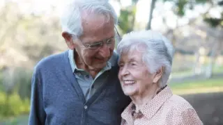 Ancianos caminando.