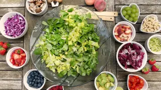 Una dieta con abundancia de frutas y verduras contribuye al correcto funcionamiento del sistema inmunitario. Además, es recomendable incorporar platos calientes para mantener el calor del organismo.