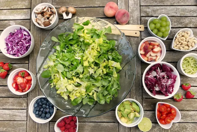 Una dieta con abundancia de frutas y verduras contribuye al correcto funcionamiento del sistema inmunitario. Además, es recomendable incorporar platos calientes para mantener el calor del organismo.