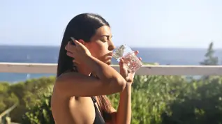 Beber agua es fundamental para mantenernos hidratados en verano.