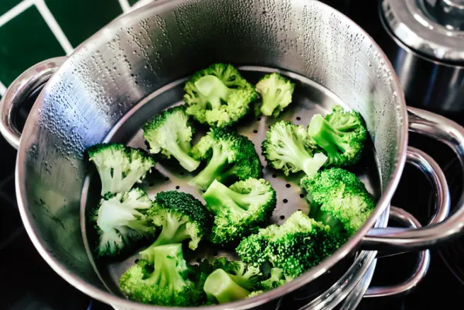 La mejor forma para cocinar el brócoli sin perder sus nutrientes es unos minutos al vapor.