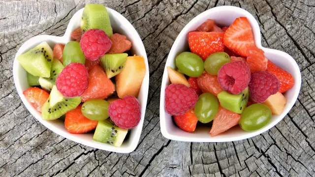 Tiene muchísimos beneficios positivos para el cuerpo humano, por lo que es una gran idea que incorpores la fruta a tus hábitos diarios.