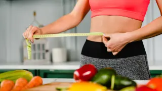 El descenso de la producción de estrógenos en la menopausia aumenta la grasa corporal.