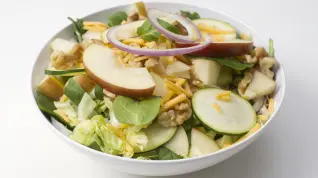 Ensalada con lechuga, calabacín, manzana y nueces