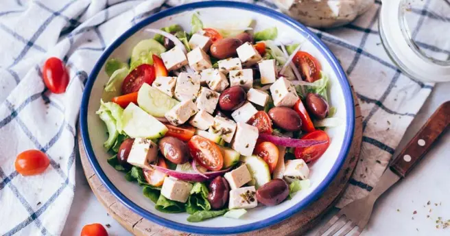 Ensalada de brócoli, mango, nueces y tofu