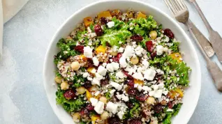 Ensalada de quinoa, kale y queso fresco.