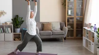 Entrenamiento de una mujer mayor en casa