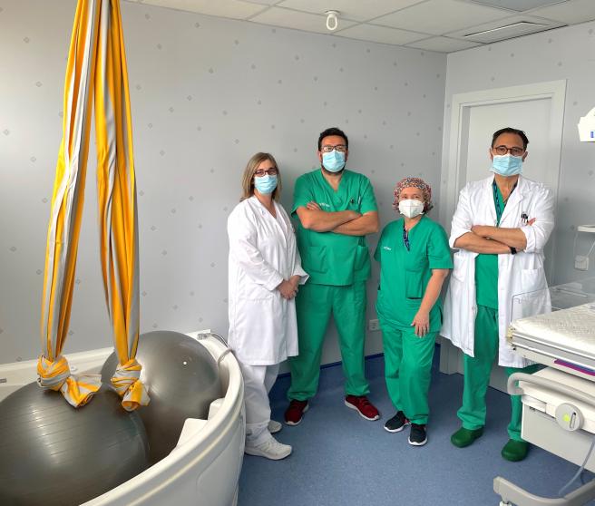 El equipo médico, en una sala de dilatación con bañera del Hospital Vithas Madrid Aravaca.