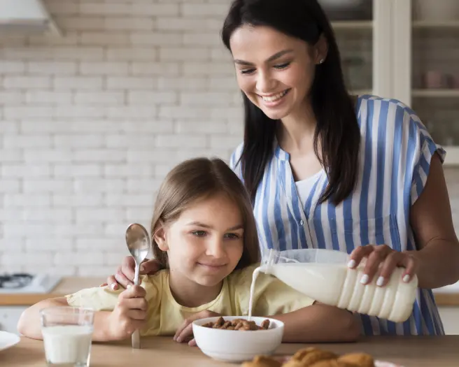 Es importante que los niños desarrollen independencia alimentaria durante su infancia.