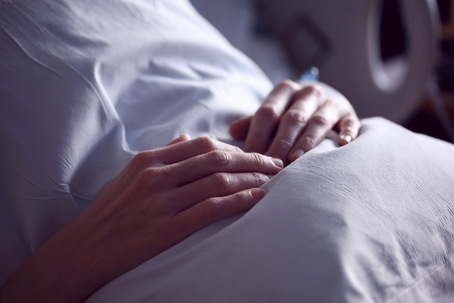 Una persona en una cama de hospital.