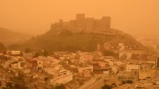 La alcazaba de Almería con calima.