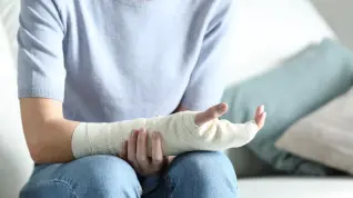 Las fracturas más comunes son de muñeca, cadera y vértebras.