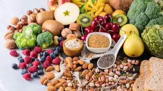 Las frutas, las verduras, los cereales integrales y los frutos secos son alimentos ricos en fibra.