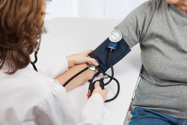 Mantener una presión arterial normal a largo plazo es la clave de la salud del corazón, según un estudio