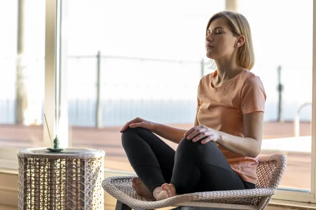 Una mujer haciendo meditación