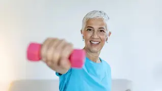 Mujer haciendo ejercicio en casa