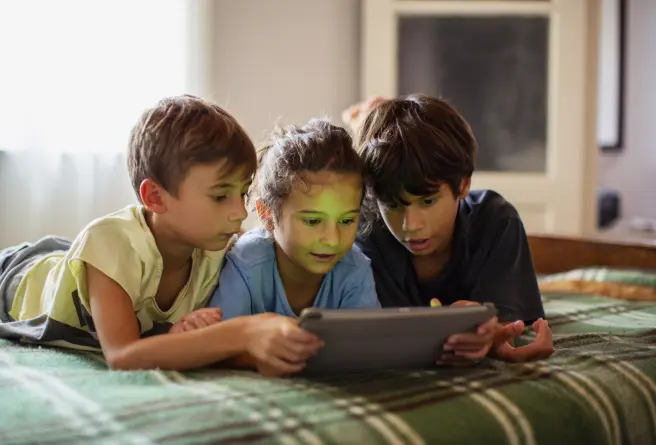 Niños usando una tablet por su cuenta.