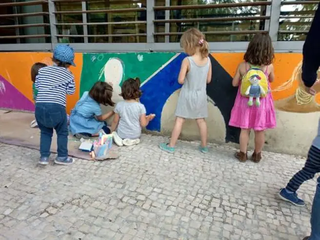 Niños jugando en la calle.