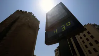 Un termómetro de calle junto a la Torre de la Malmuerta, en Córdoba, marca 43 grados este martes.