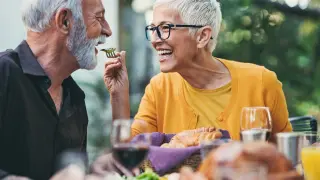 Pareja de ancianos comida saludable