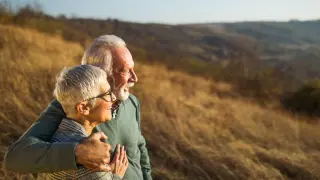 Pareja de personas mayores.