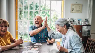 Personas mayores jugando a las cartas