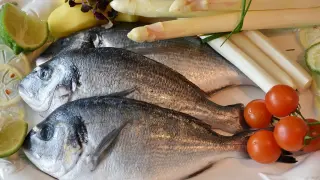 Lo mismo que con la carne ocurre con pescados y mariscos. No se pueden dejar de consumir durante la cuarentena, pero sí se pueden congelar para que el producto no se eche a perder.