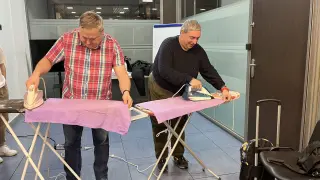 Dos miembros de AVIFES participan en taller de planchado que organiza la asociación.