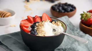 Tazón de yogur griego con bayas y avena