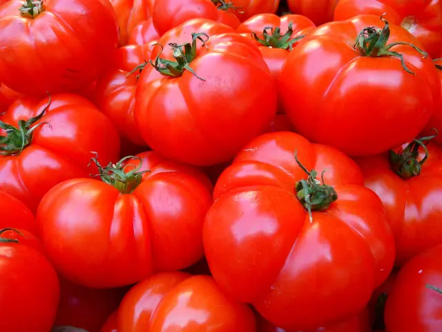 Unos tomates rojos, con buen sabor y sabrosos, tampoco parece ser lo común en Estados Unidos y por eso es algo que supone un lujo en el país, según los usuarios.