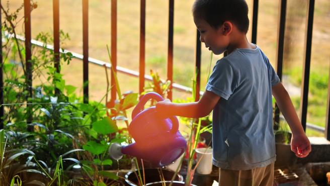 Los niños se divierten mucho regando las plantas.