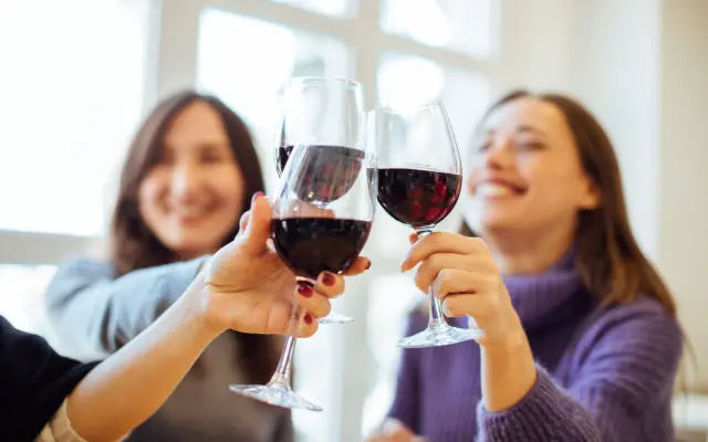 Un grupo de mujeres bebiendo vino.