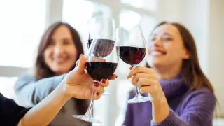 Un grupo de mujeres bebiendo vino.