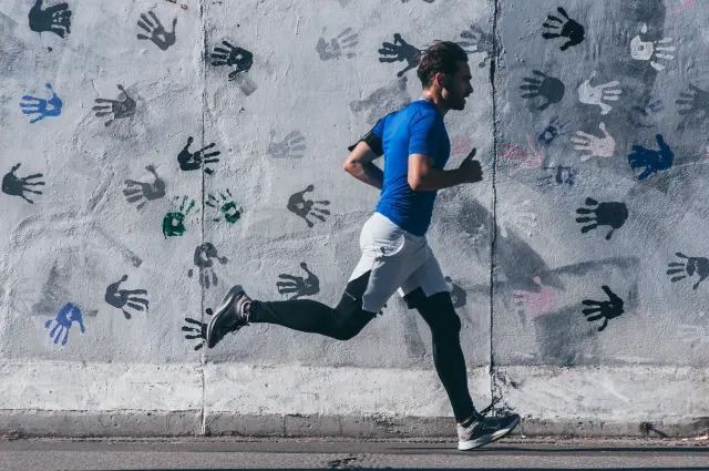 Un hombre practicando running.